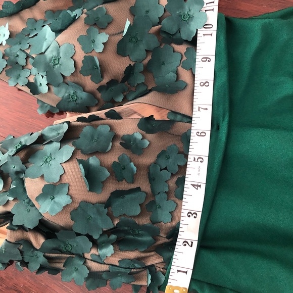 Dark green gown with flower appliqué - Picture 8 of 8